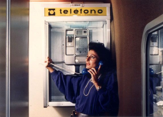 Teléfono público en el interior del Talgo Pendular en 1985. Foto Colección Talgo.  Archivo Histórico Ferroviario